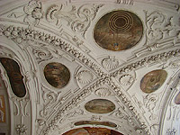 klenba v podloubí mezi kaplemi